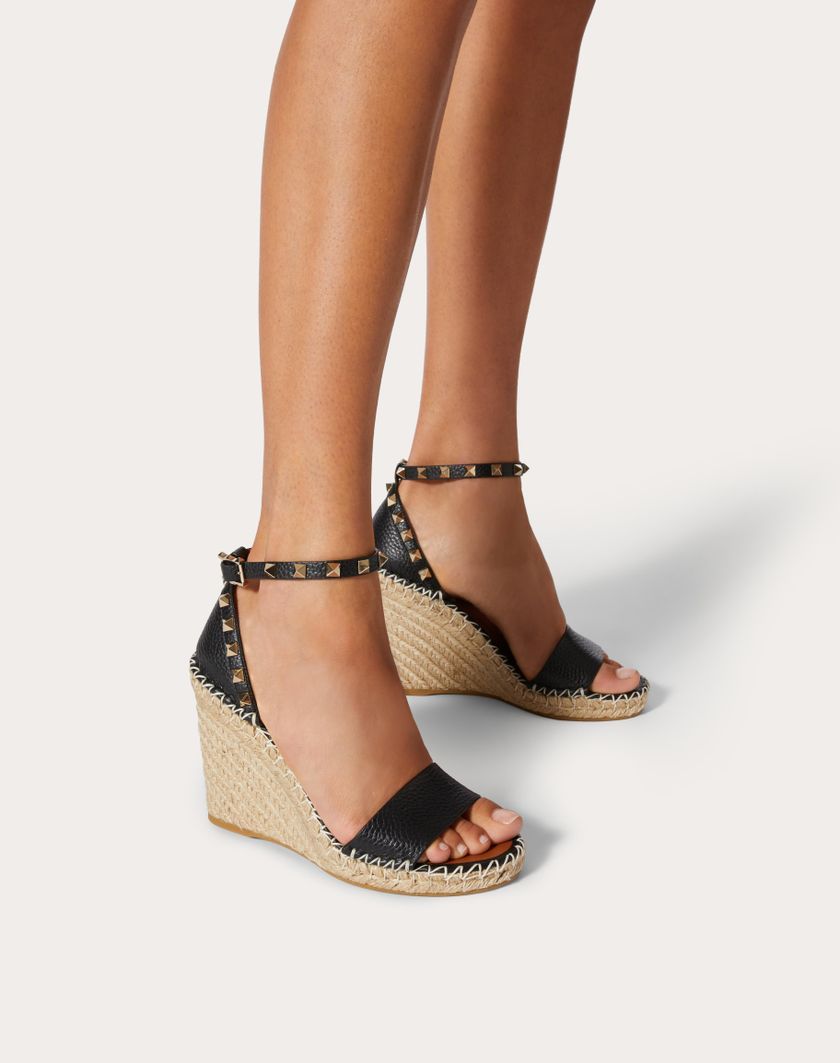 DOUBLE ROCKSTUD GRAINY CALFSKIN WEDGE SANDAL 105 MM - Image 2